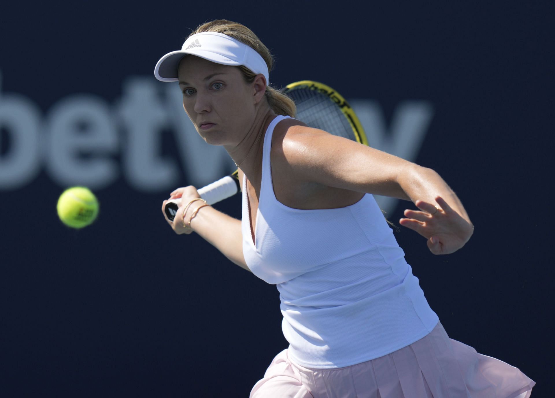 Danielle Collins strikes the ball at the 2022 Miami Open