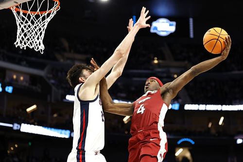 Arkansas's Davonte Davis scores around Gonzaga's Chet Holmgren.