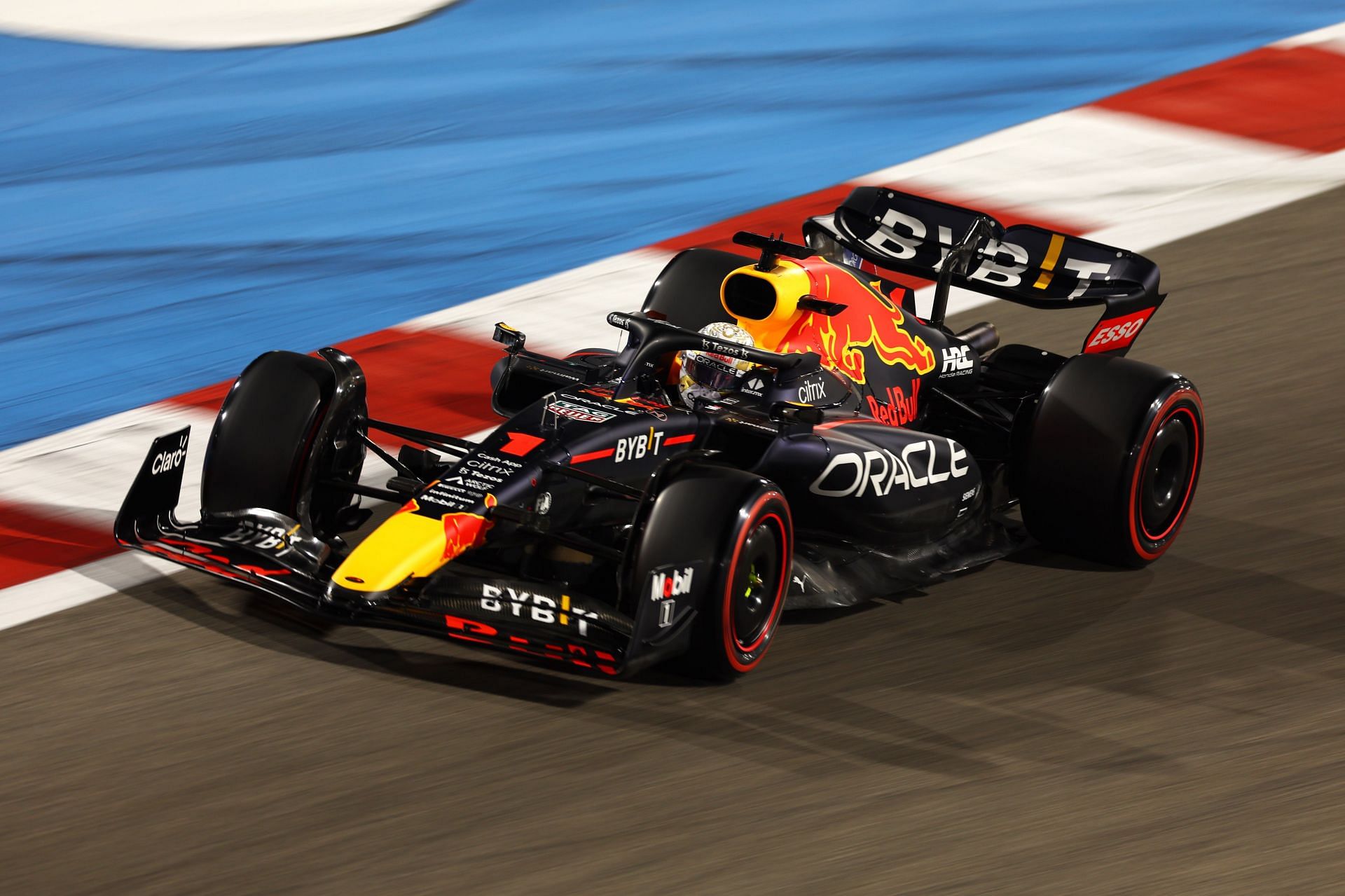 Max Verstappen drives the Red Bull RB18 during qualifying at the 2022 F1 Bahrain GP (Photo by Lars Baron/Getty Images)