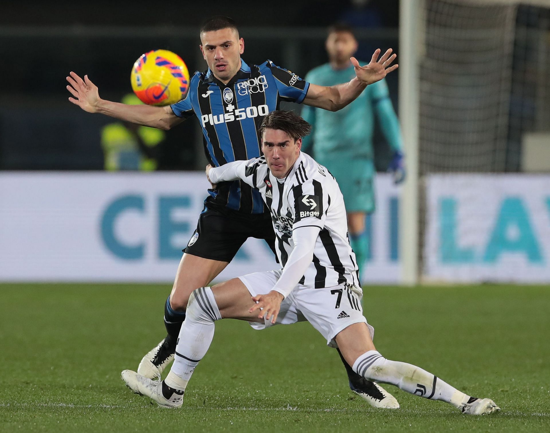 Dusan Vlahovic (#7) grapples with an Atalanta defender.