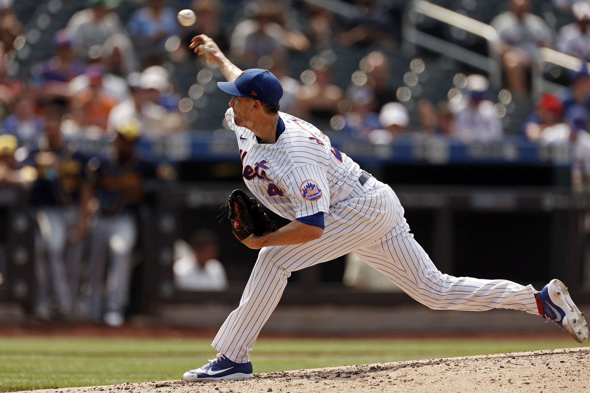 Jacob deGrom pitches in the sixth inning against the Milwaukee Brewers