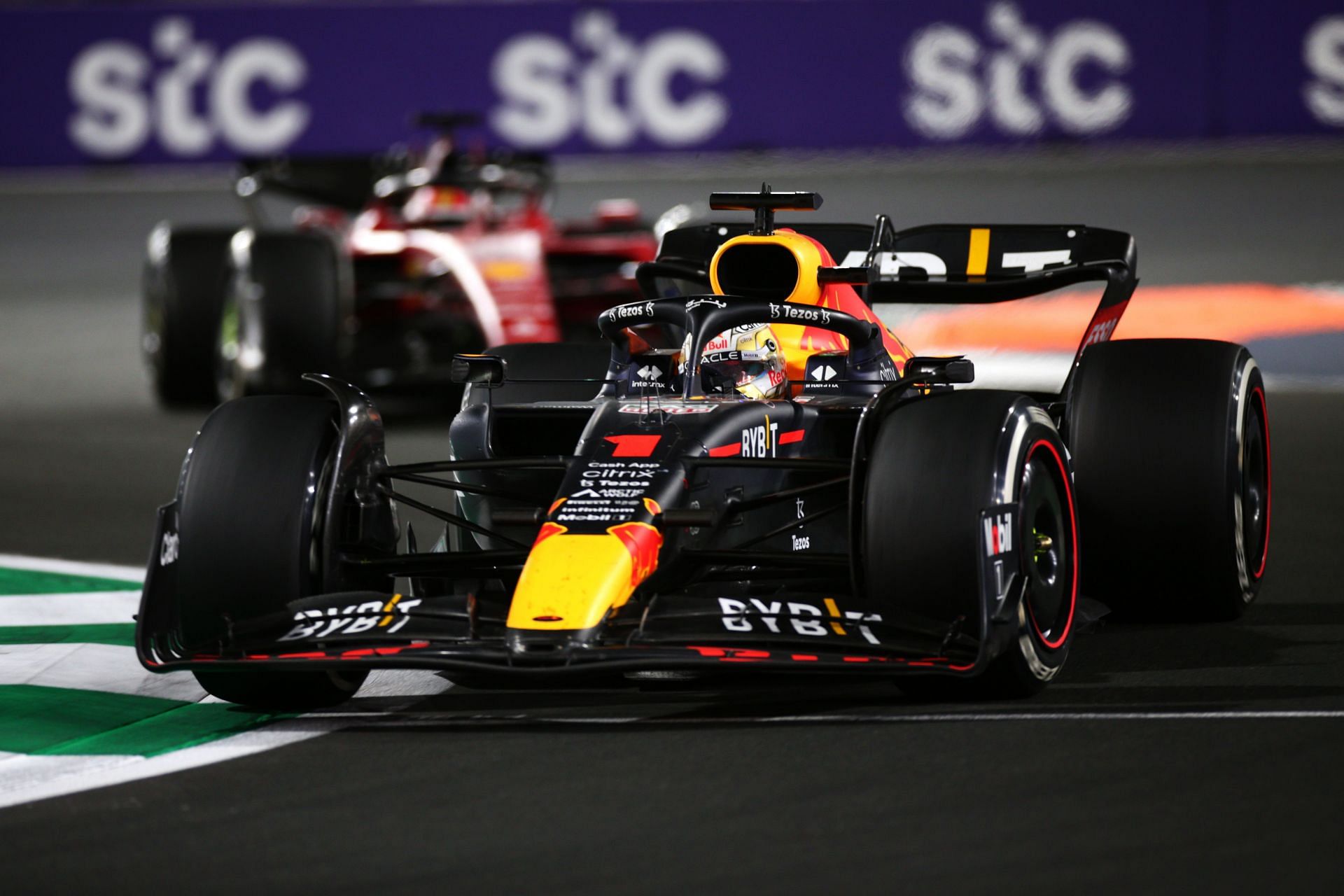 Max Verstappen (foreground) in action against Charles Leclerc (background) during the 2022 F1 Saudi Arabian GP (Photo by Peter Fox/Getty Images)