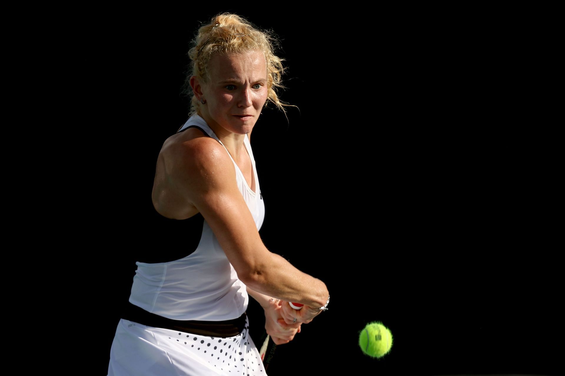 Katerina Siniakova in action at the 2022 Miami Open