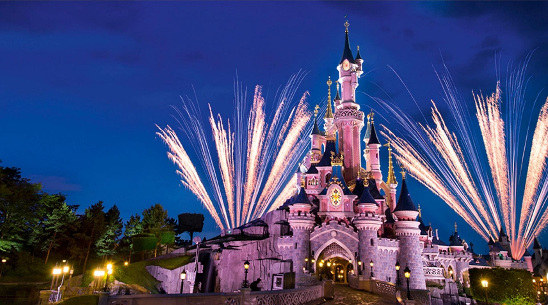 TommyInnit, Ph1LzA et d'autres ont passé un moment fou à Disney (Image via Disneyland Paris)