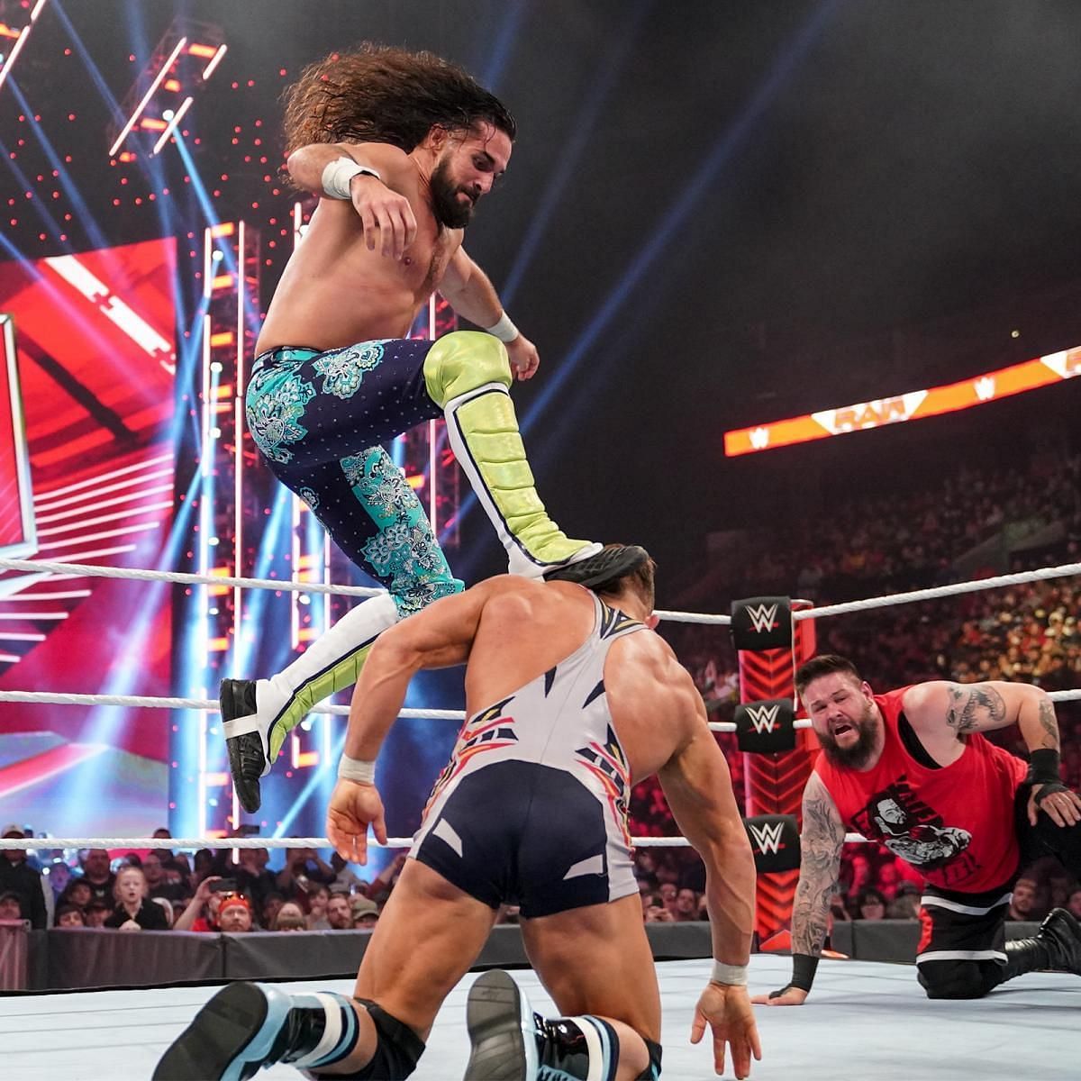 WWE सुपरस्टार सैथ रॉलिंस ने स्टॉम्प देते हुए अपनी टीम को चैंपियंस के खिलाफ जीत दिलाई 