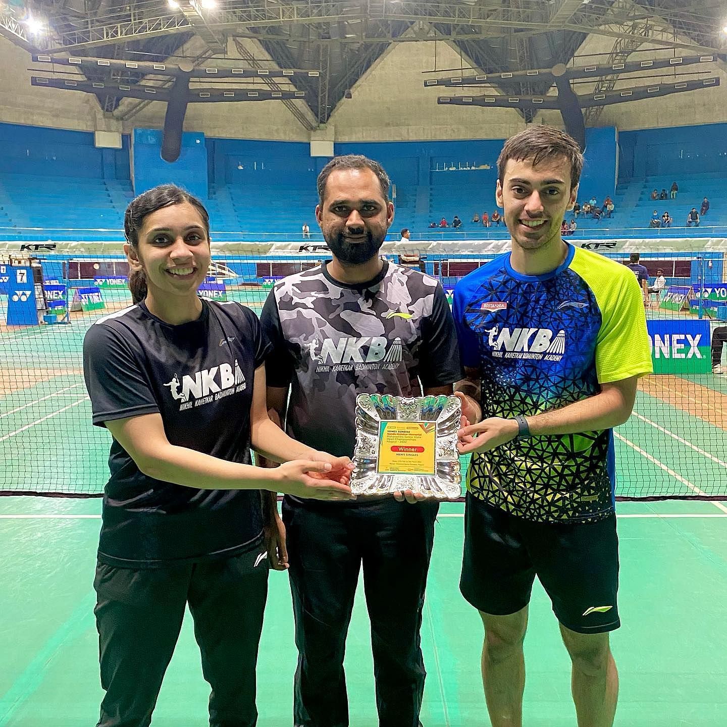 Men&#039;s singles champions Varun Kapur (R) and women&#039;s singles winner Purva Barve (L) with coach Mayank Gole. (Picture: NKBA)