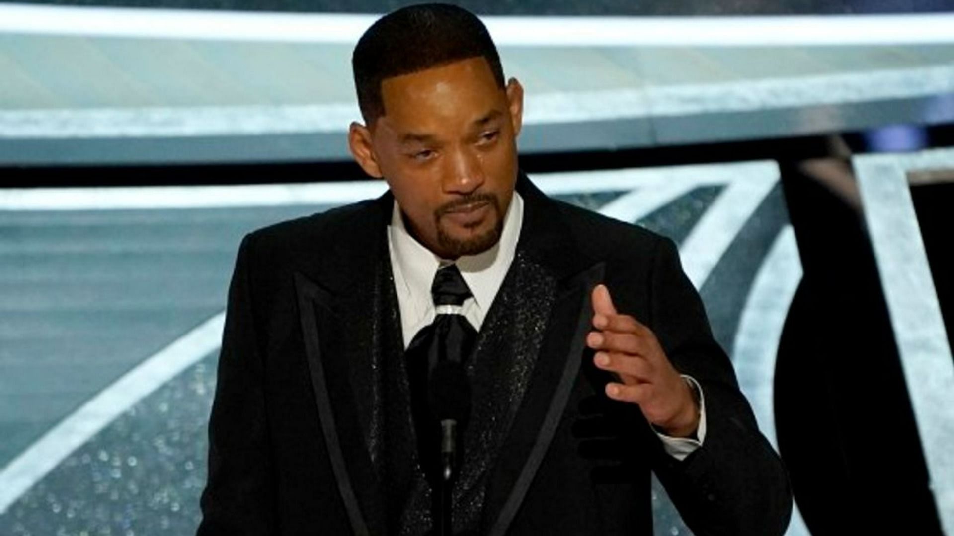 Will Smith issues public apology after infamous Oscar slap (Image via AP)
