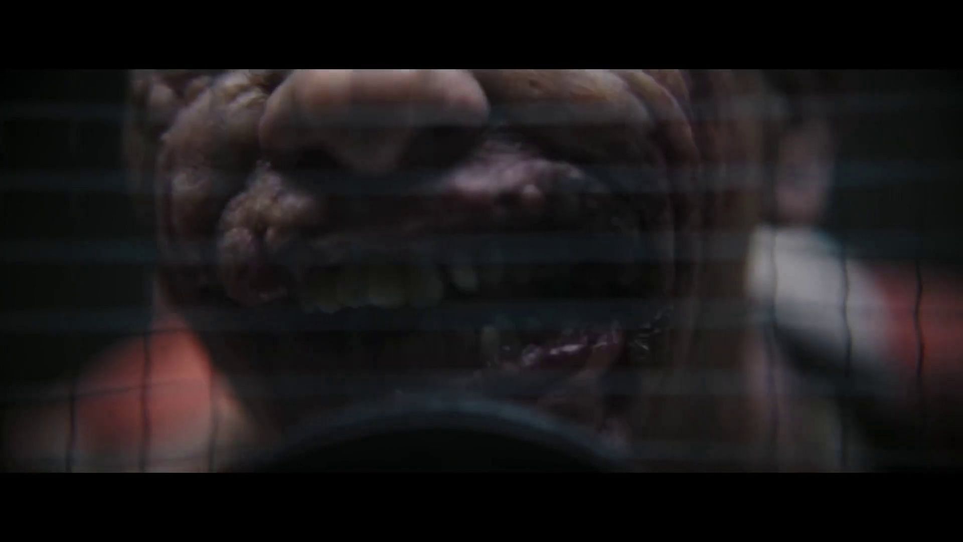 Su rostro está quemado y sus dientes deformados en la escena (Imagen a través de Warner Bros.)