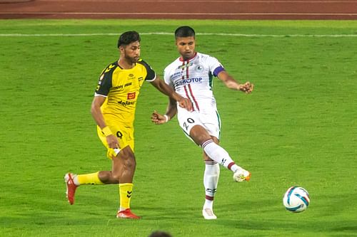 ATK Mohun Bagan's Pritam Kotal (R) passes the ball while Hyderabad FC's Aniket Jadhav presses him (Image Courtesy: ISL)