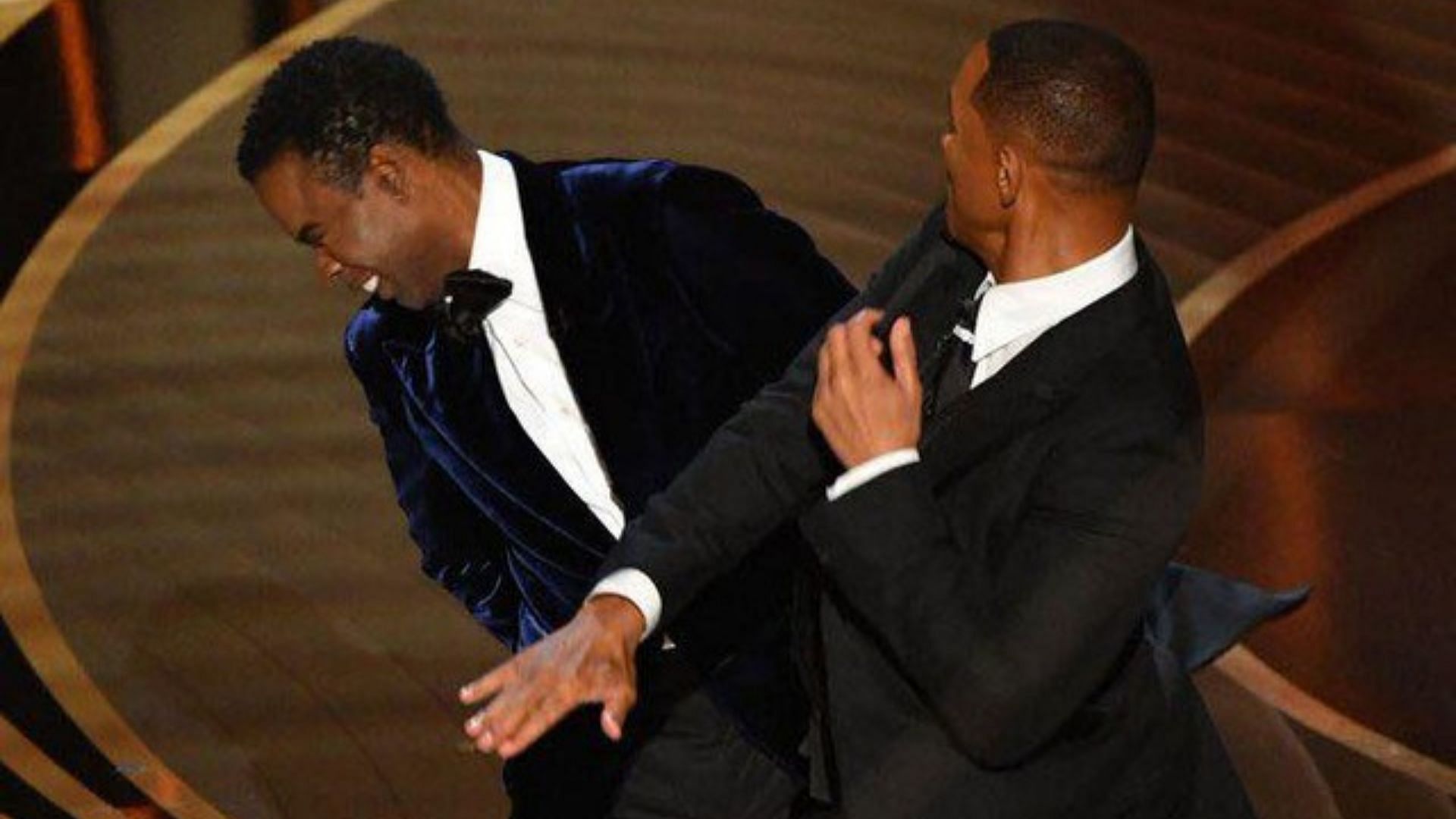 A still from Oscars 2022, where Will Smith slapped Chris Rock onstage (Image Via tonyperaltanoticias @Instagram)