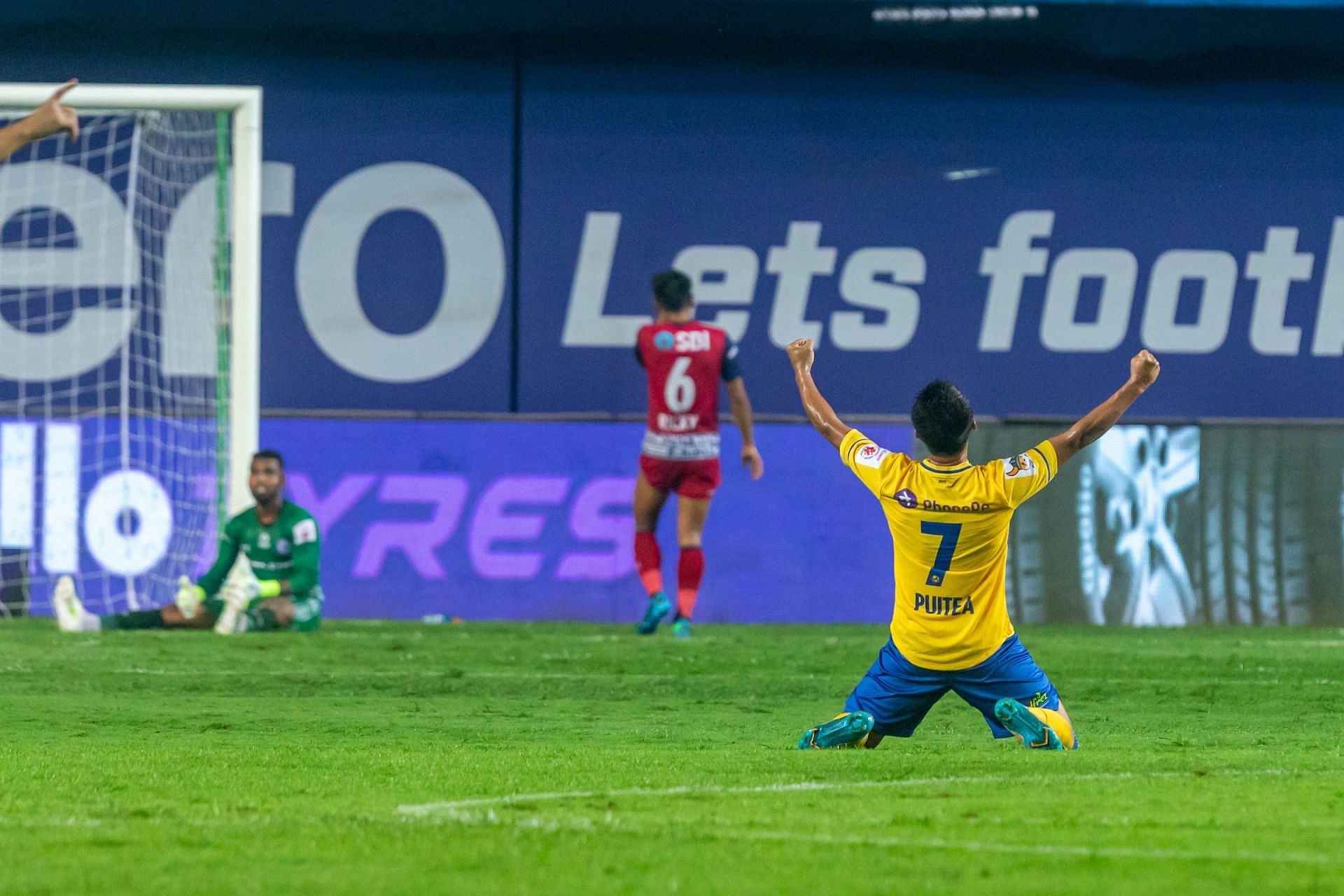 Kerala Blasters FC&#039;s Lalthathanga Khawlhring celebrates Adrian Luna&#039;s goal against Jamshedpur FC (Image Courtesy: ISL)