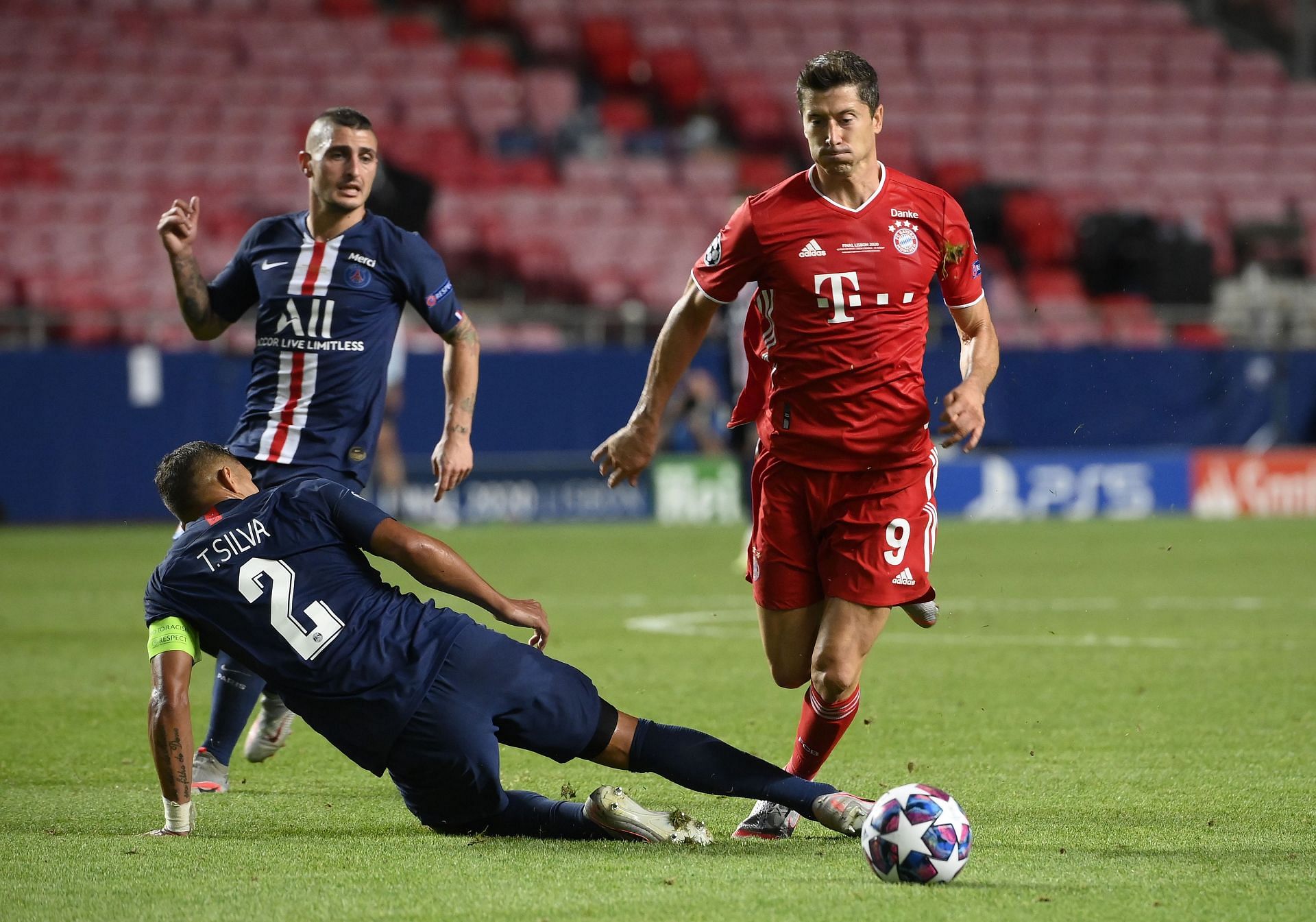 Robert Lewandowski tries to get past Thiago Silva during the 2020 Champions League final