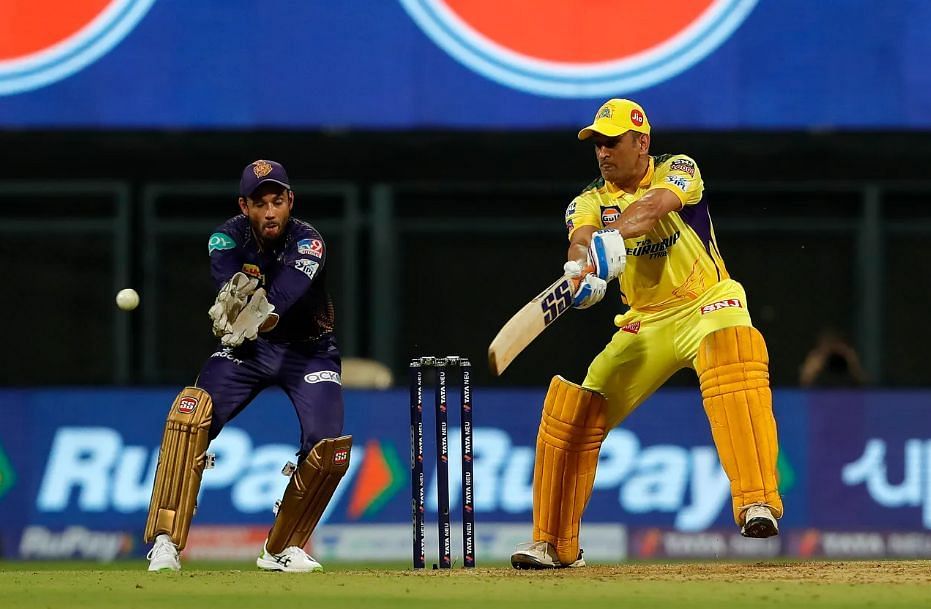 महेंद्र सिंह धोनी ने तूफानी बल्लेबाजी का प्रदर्शन किया