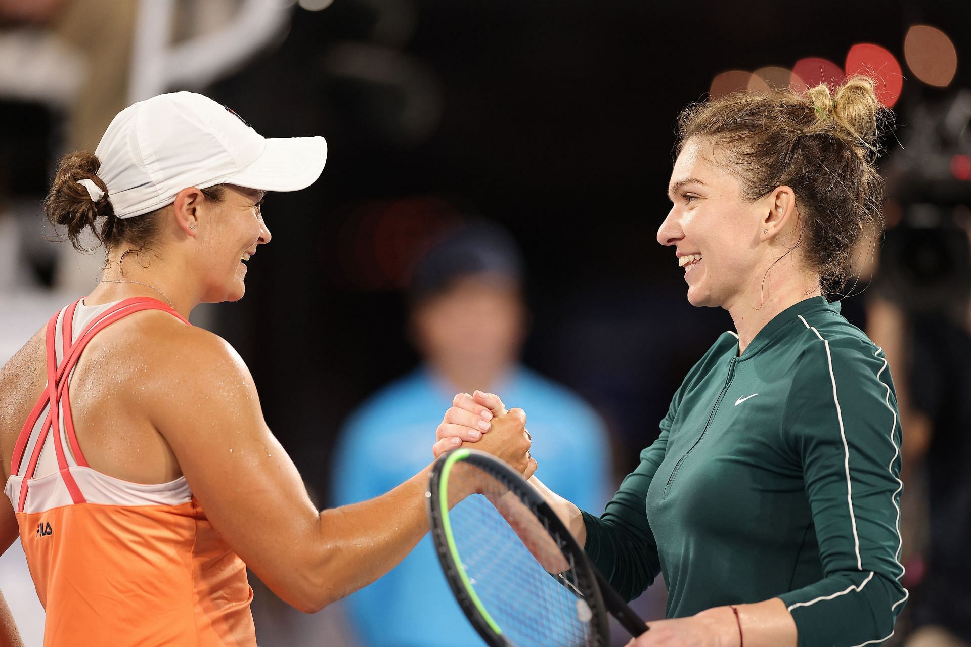 Ashleigh Barty (L) and Simona Halep at an exhibition tournament.