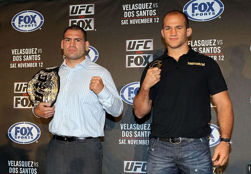 Cain Velasquez (left) and Junior dos Santos (right) (Image via Getty)