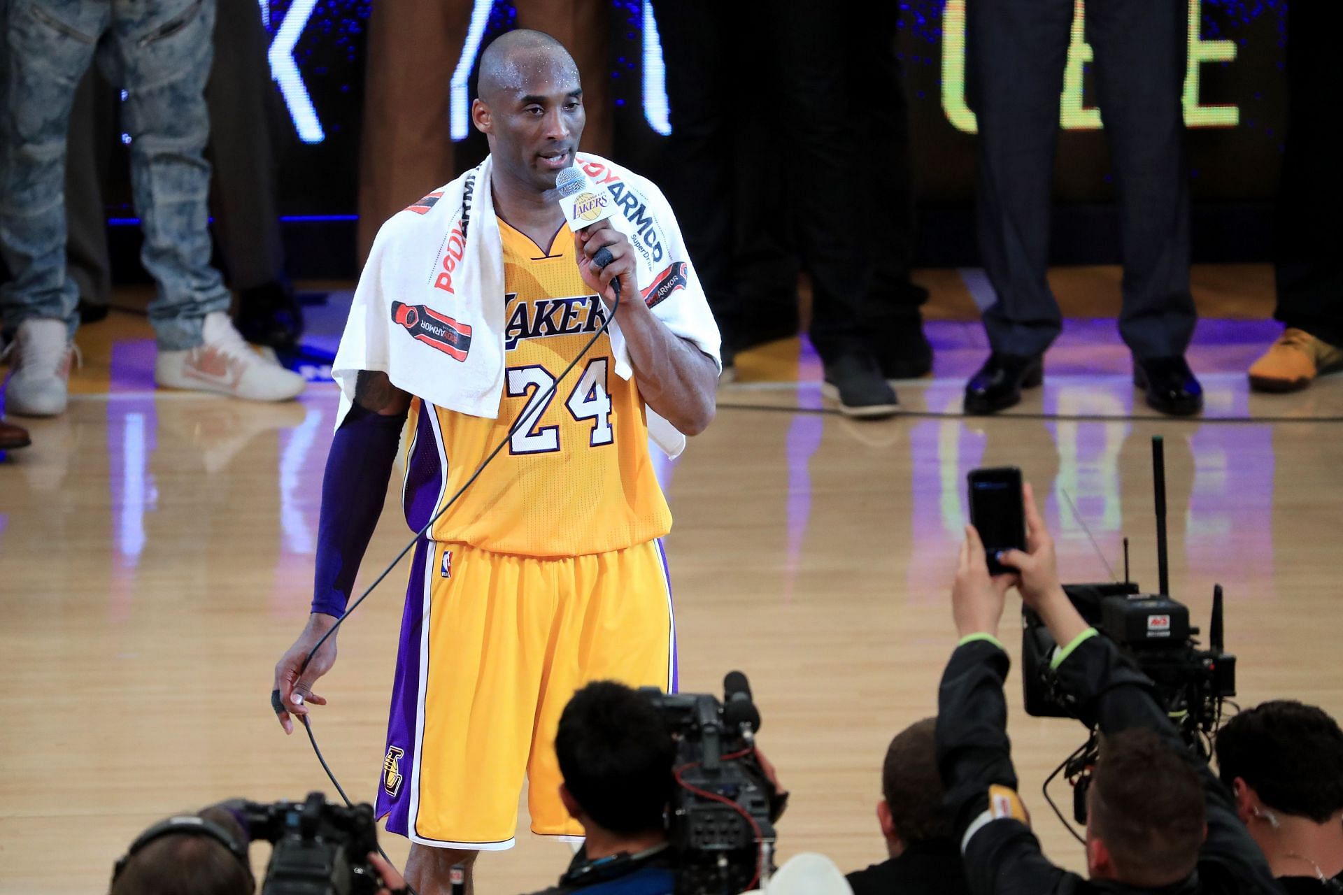 Kobe addresses the crowd after scoring 60 points in his final NBA game against the Utah Jazz