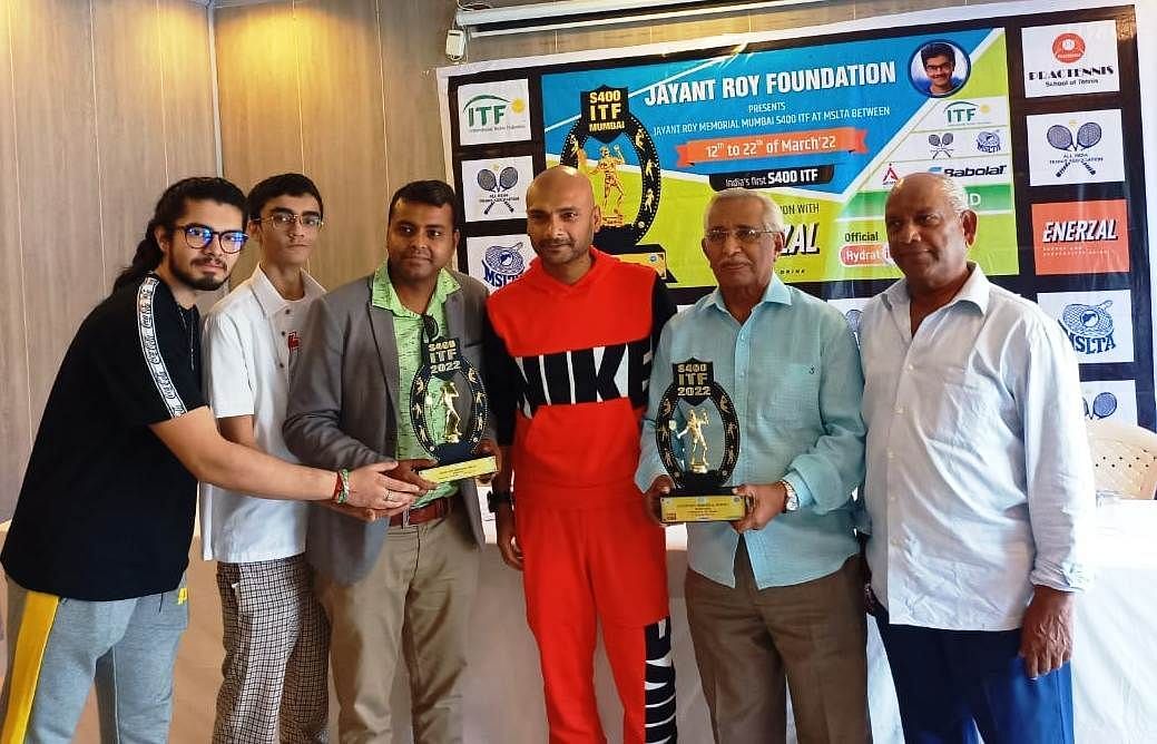 (From L) Amitesh and Rishik Roy, brothers of late Jayant Roy, Dr Rohit Kumar Subgh, uncle, Tournament Director, Nikhil Rao, Sharad Kannamwar, Life President MSLTA and D Ramarao of Practennis unveil the trophies of the Jayant Roy Memorial ITF tournament at MSLTA, Mumbai on Monday. (Pic credit: MSLTA)