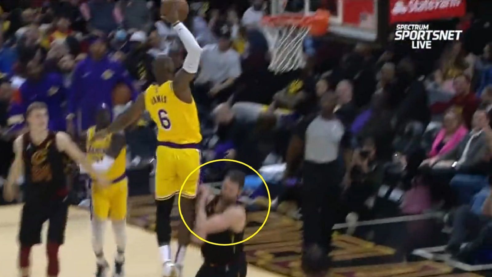 LeBron James throws down posterizing dunk on Kevin Love, who has hilarious  reaction