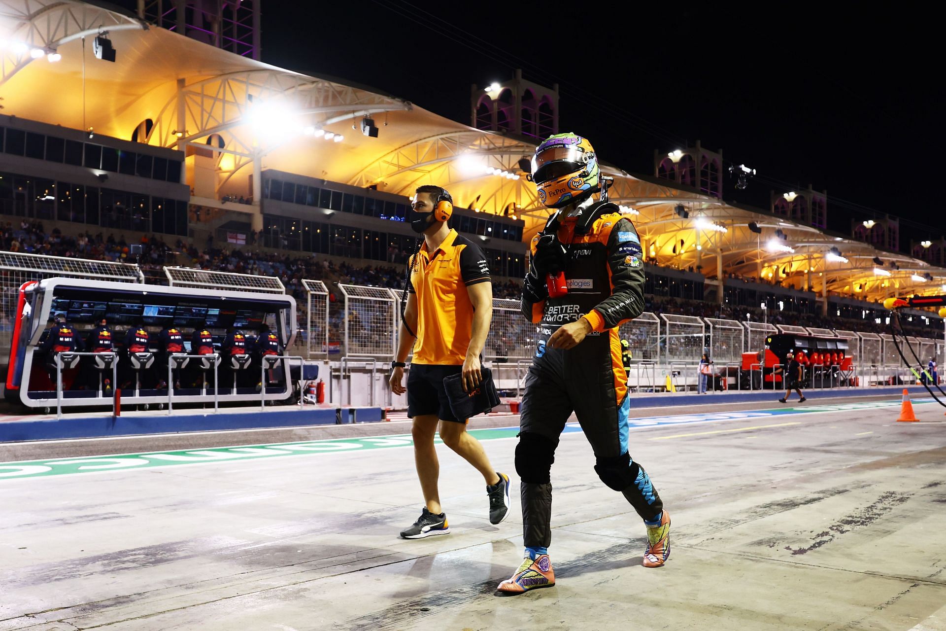Daniel Ricciardo (right) after qualifying in P18 for the 2022 F1 Bahrain GP (Photo by Mark Thompson/Getty Images)