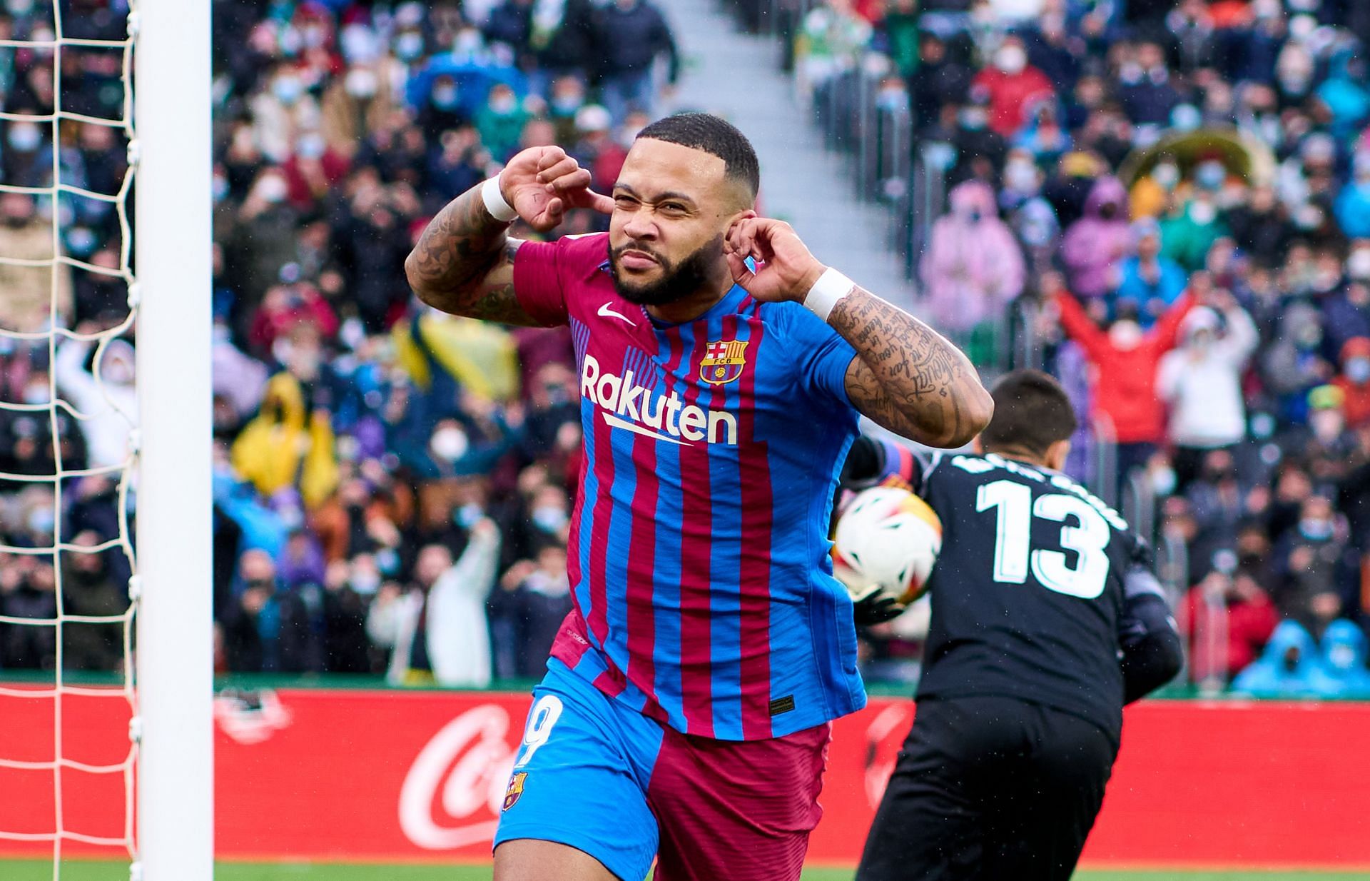 Memphis celebrates after scoring the winner.