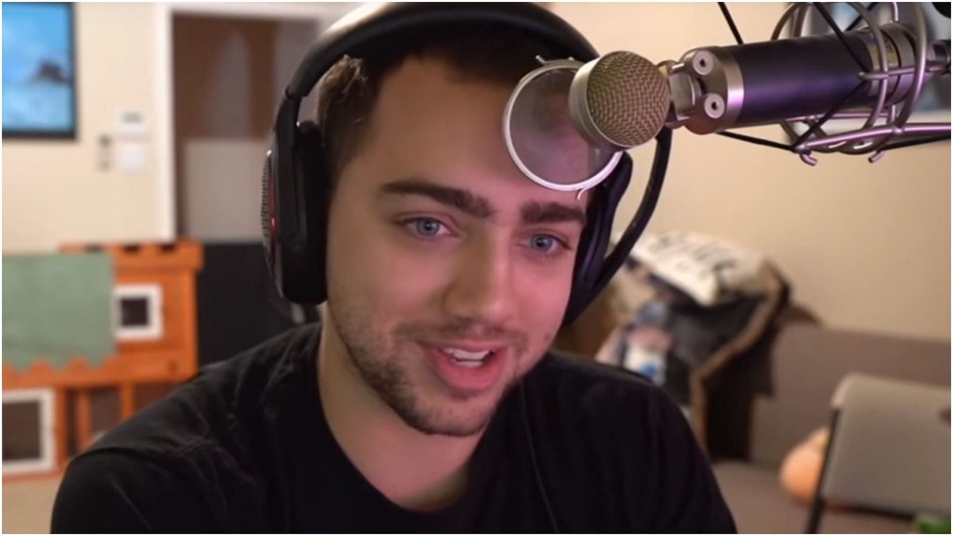 Mizkif took to Twitter today to share that his recent heart problems have been resolved (Image via Twitch)