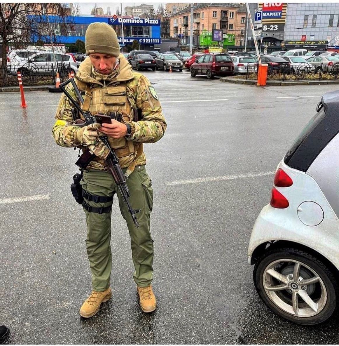 यूक्रेनी सेना की यूनिफॉर्म में तैयार पूर्व टेनिस खिलाड़ी सर्गी की ये फोटो वायरल हो रही है।