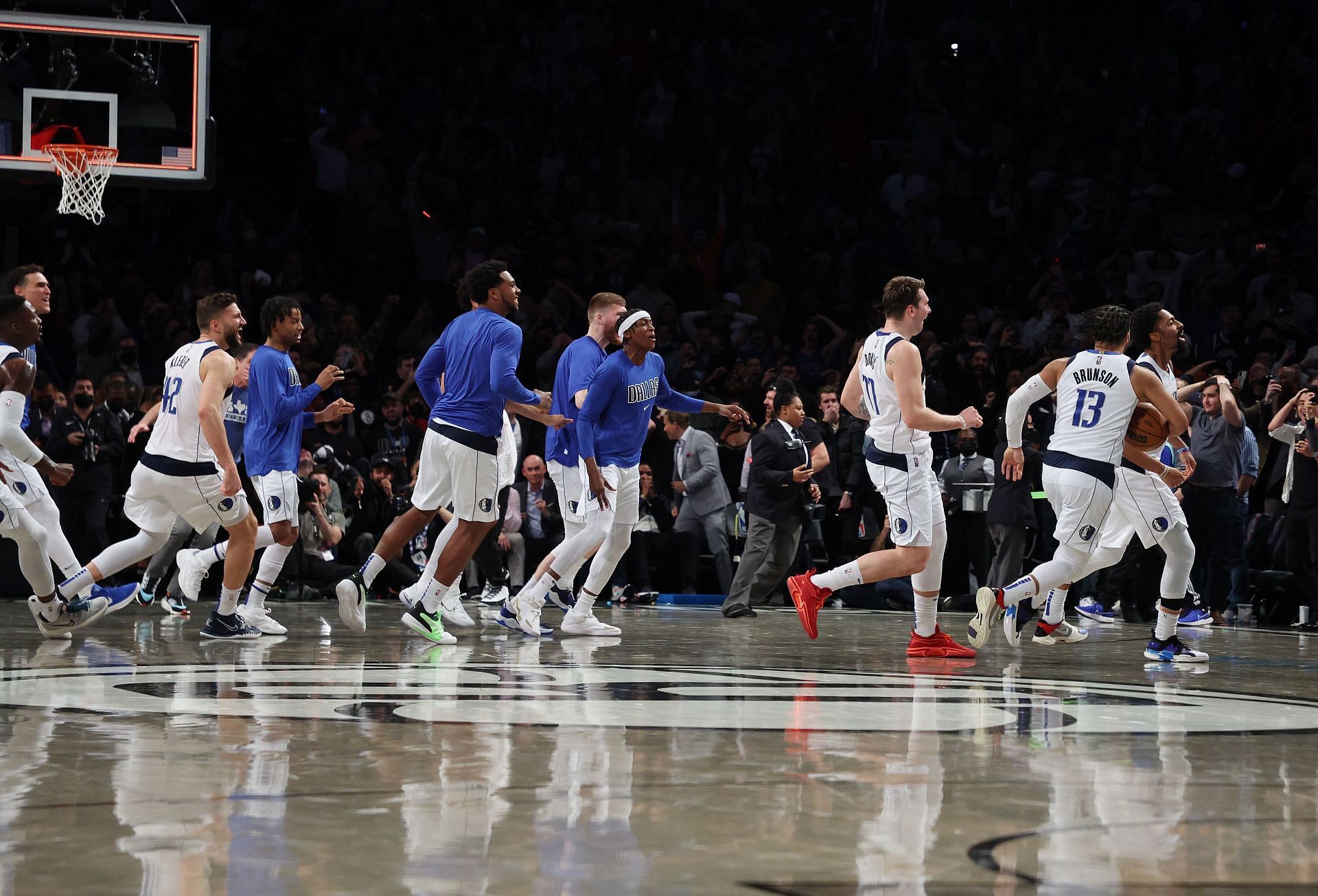 Dallas Mavericks celebrate after Spencer Dinwiddie&#039;s game-winning buzzer-beater.