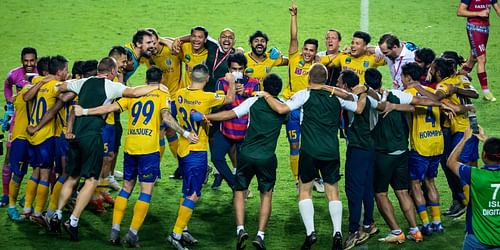 Kerala Blasters FC players celebrating after edging past Jamshedpur FC in the semi-finals. (Image Courtesy: Twitter/KeralaBlastersFC)