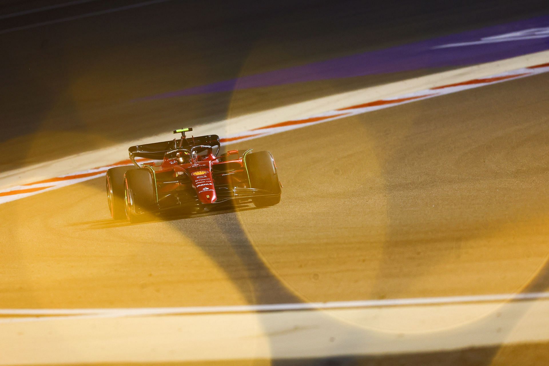 Ferrari&#039;s Carlos Sainz in action during the 2022 F1 Bahrain GP (Photo by Mark Thompson/Getty Images)