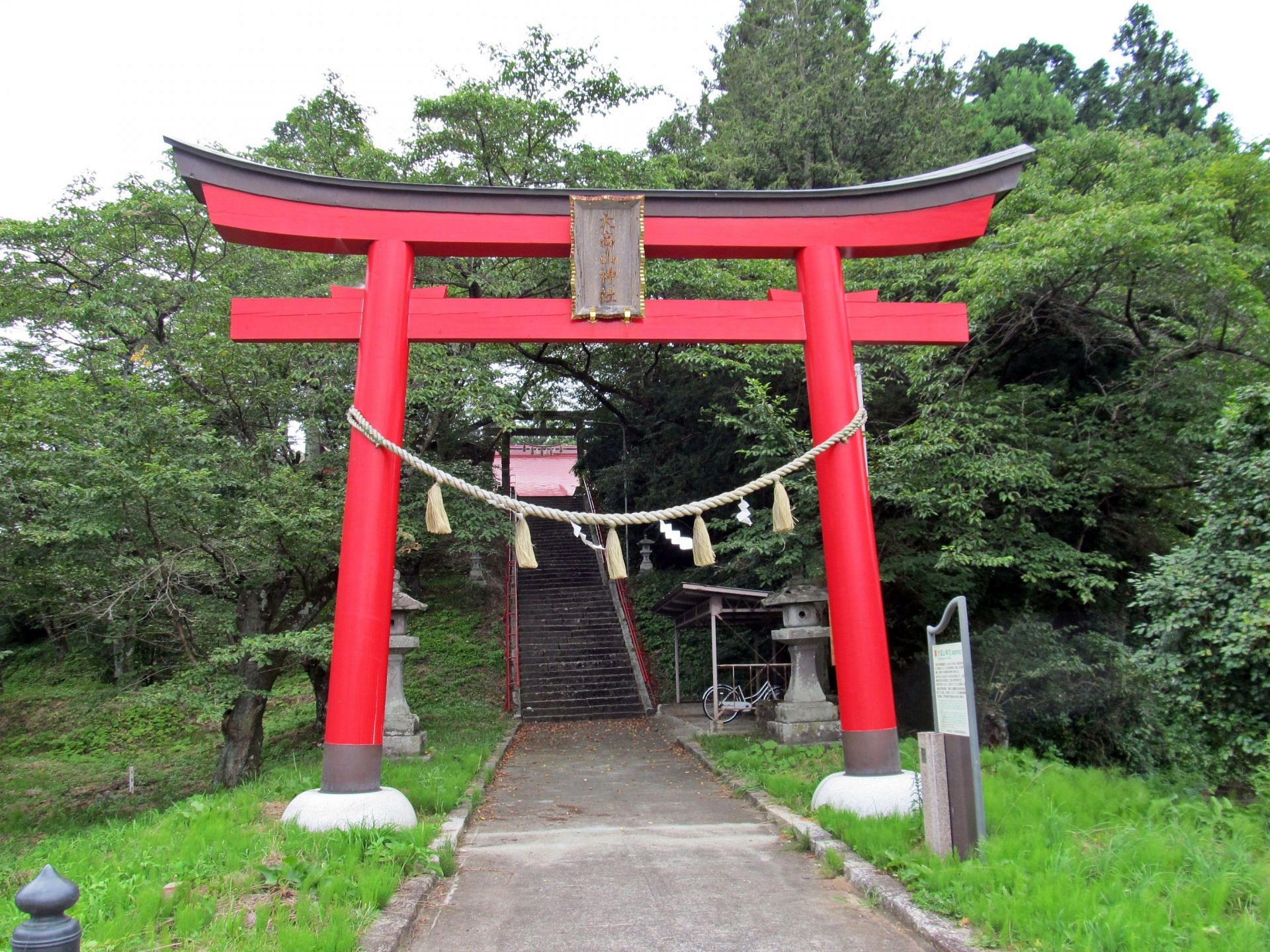 Torii gate (image via Wikimedia Commons/Bachstelze)
