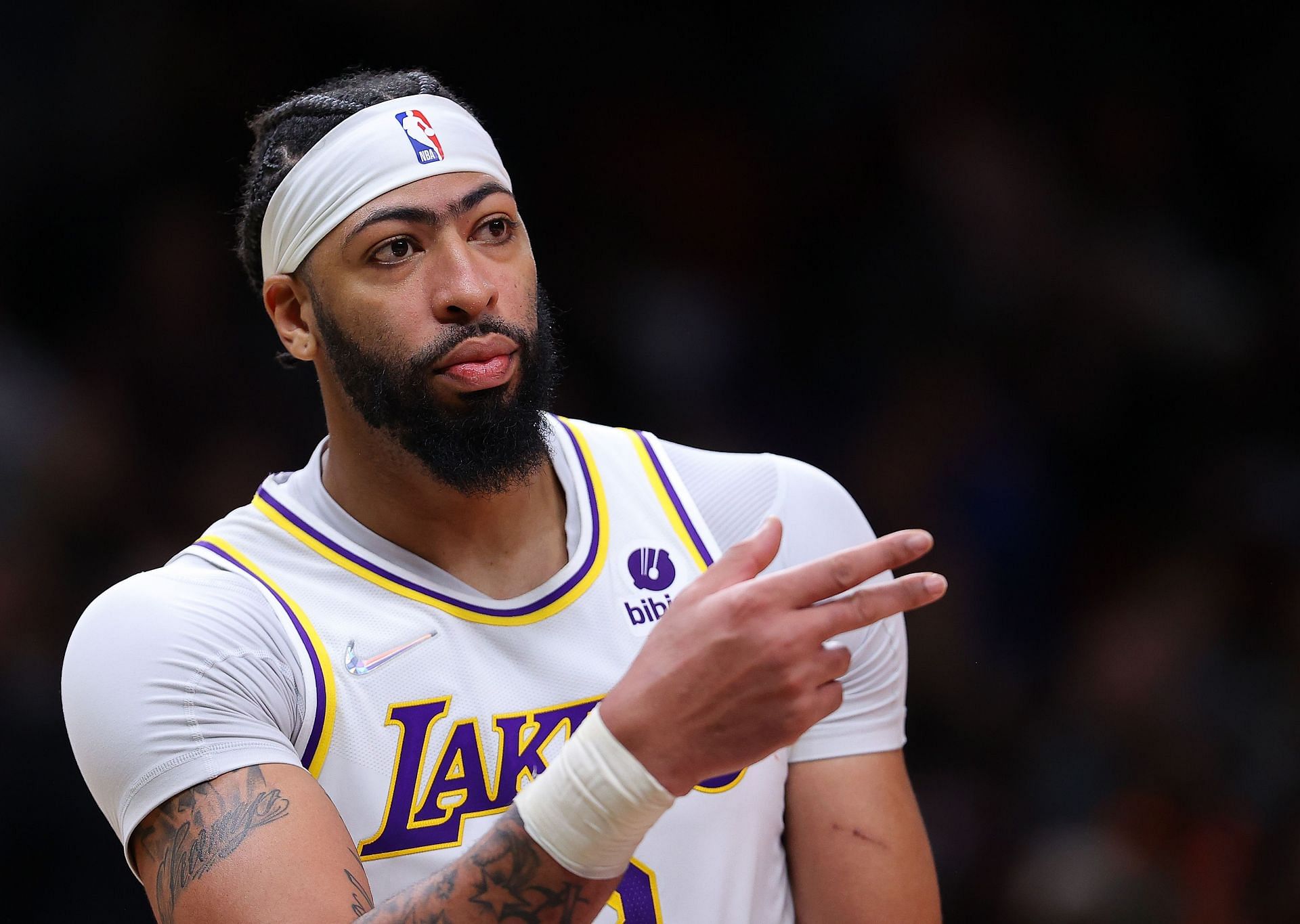Is Anthony Davis playing tonight against the Houston Rockets? 202122
