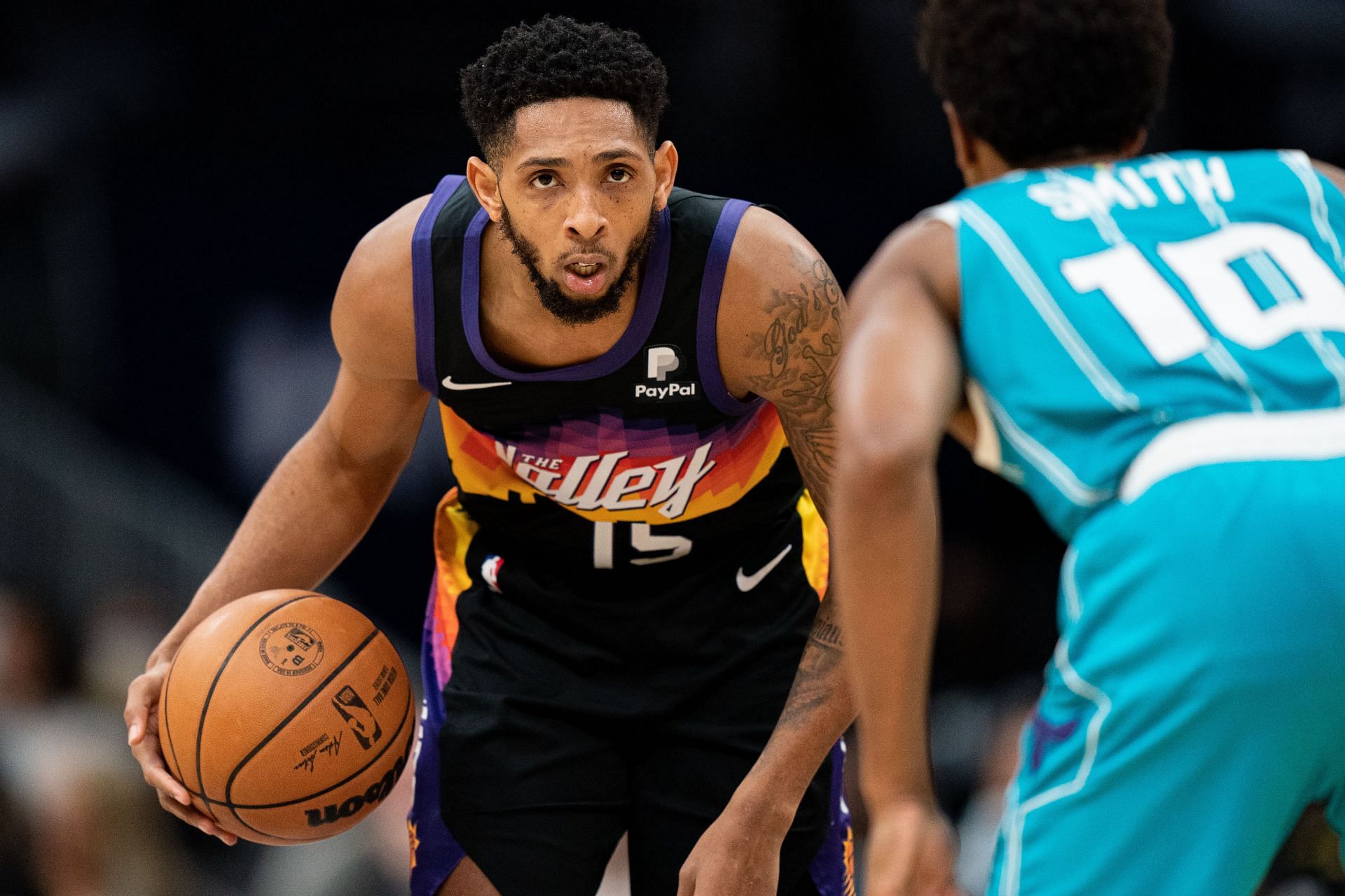 Cameron Payne scans the floor to make a play