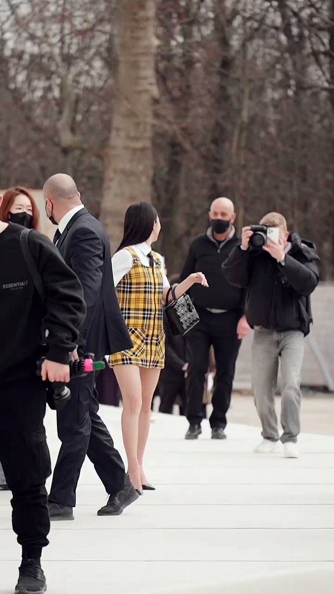 Jisoo BLACKPINK Disambut Keriuhan Fans di Paris Fashion Week