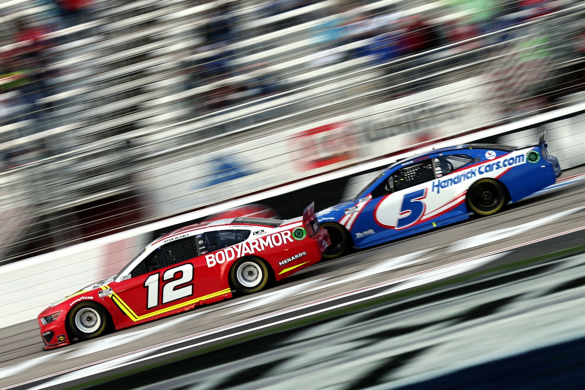 Ryan Blaney in the #12 BodyArmor Ford leads Kyle Larson in the #5 HendrickCars.com Chevrolet during the NASCAR Cup Series Folds of Honor QuikTrip 500 at Atlanta Motor Speedway in 2021 (Photo by Sean Gardner/Getty Images)