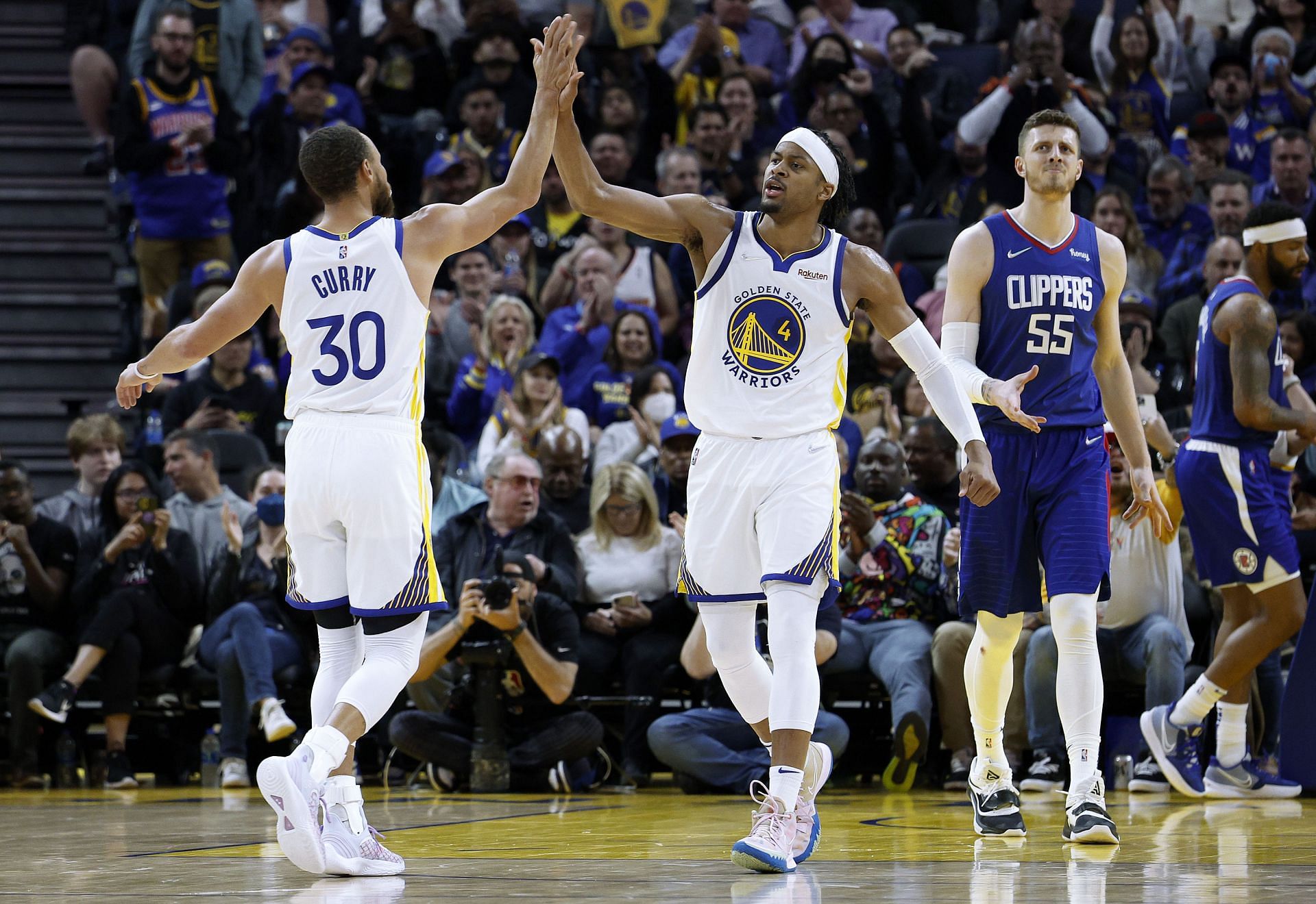 Moses Moody of the Golden State Warriors is congratulated by Stephen Curry