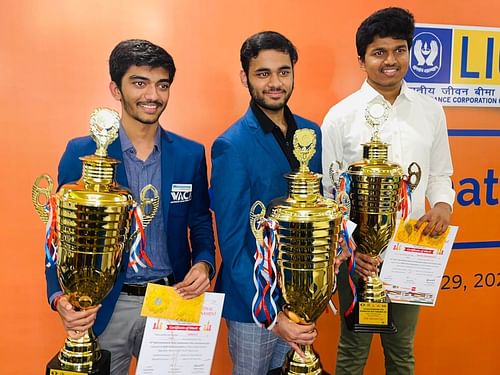 (L-R): D. Gukesh, Arjun Erigaisi & Harsha Bharathakoti at the Delhi International Open Chess tournament in New Delhi on Tuesday. (Pic credit: AICF)