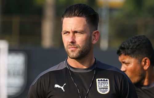 Des Buckingham looks on as Mumbai City FC players train. (Image Courtesy: Twitter/MumbaiCityFC)