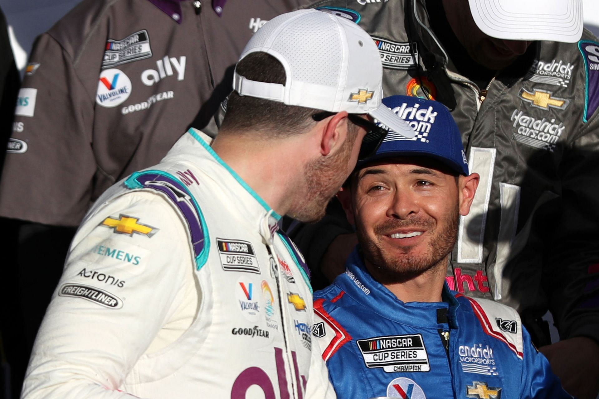 Kyle Larson congratulates Alex Bowman at NASCAR Cup Series Pennzoil 400.