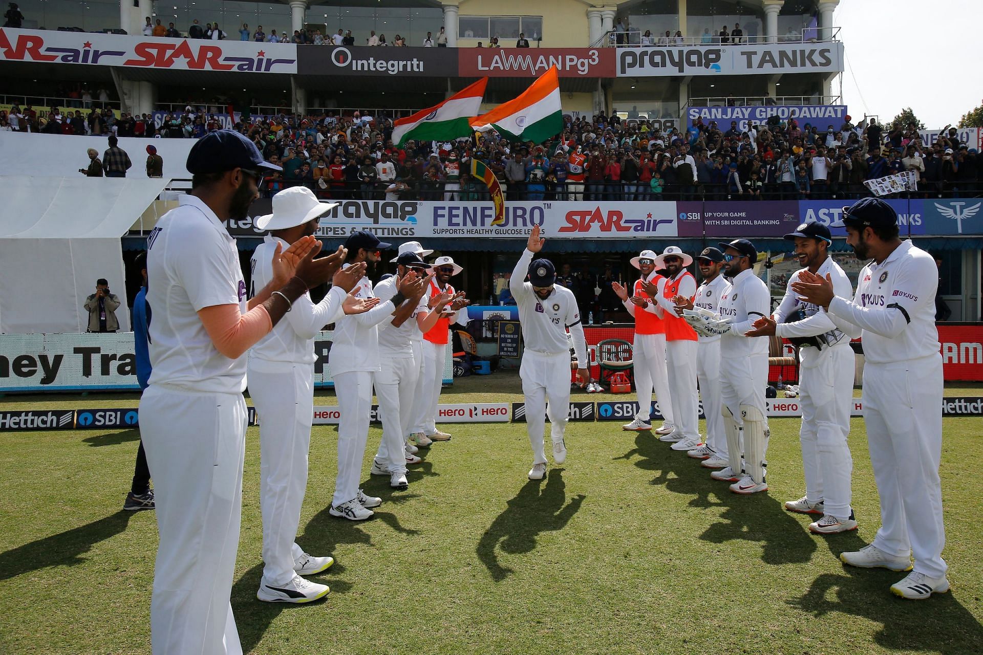 विराट कोहली को गार्ड ऑफ ऑनर देते भारतीय खिलाड़ी (Photo Credit: BCCI)