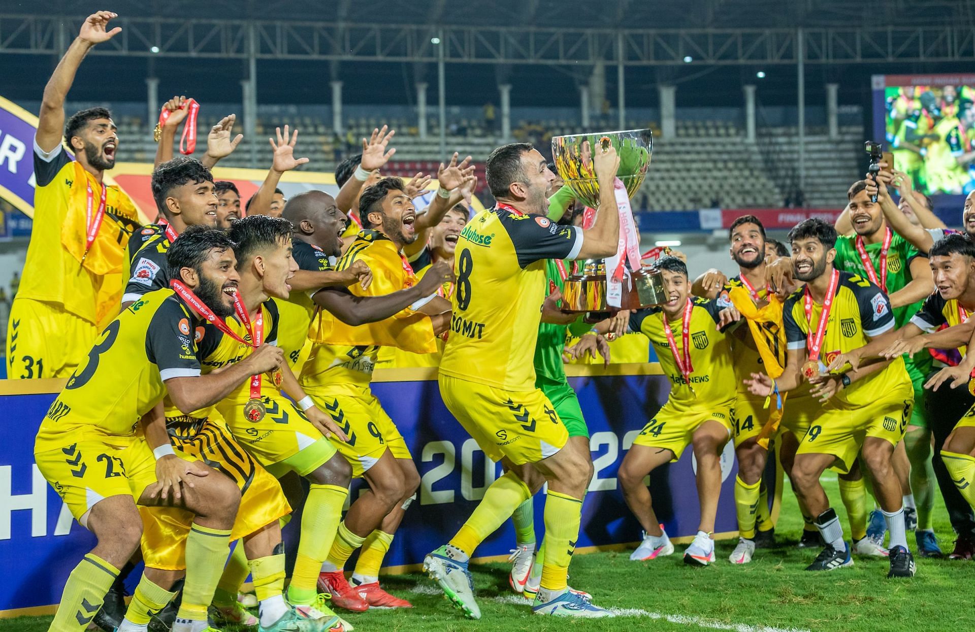 Hyderabad FC players celebrate their maiden Indian Supr League trophy (Image Courtesy: ISL)