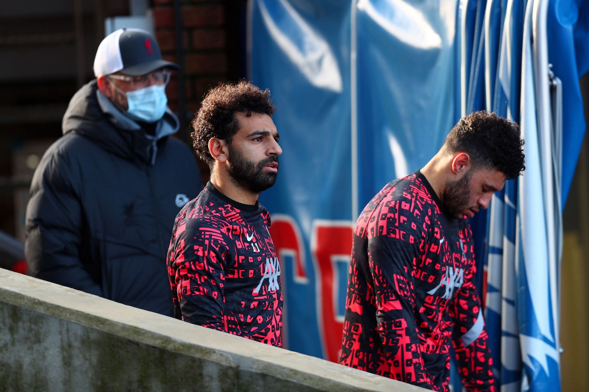 Liverpool manager Jurgen Klopp (L) along with Mohamed Salah (C) and Alex Oxlade-Chamberlain (R)