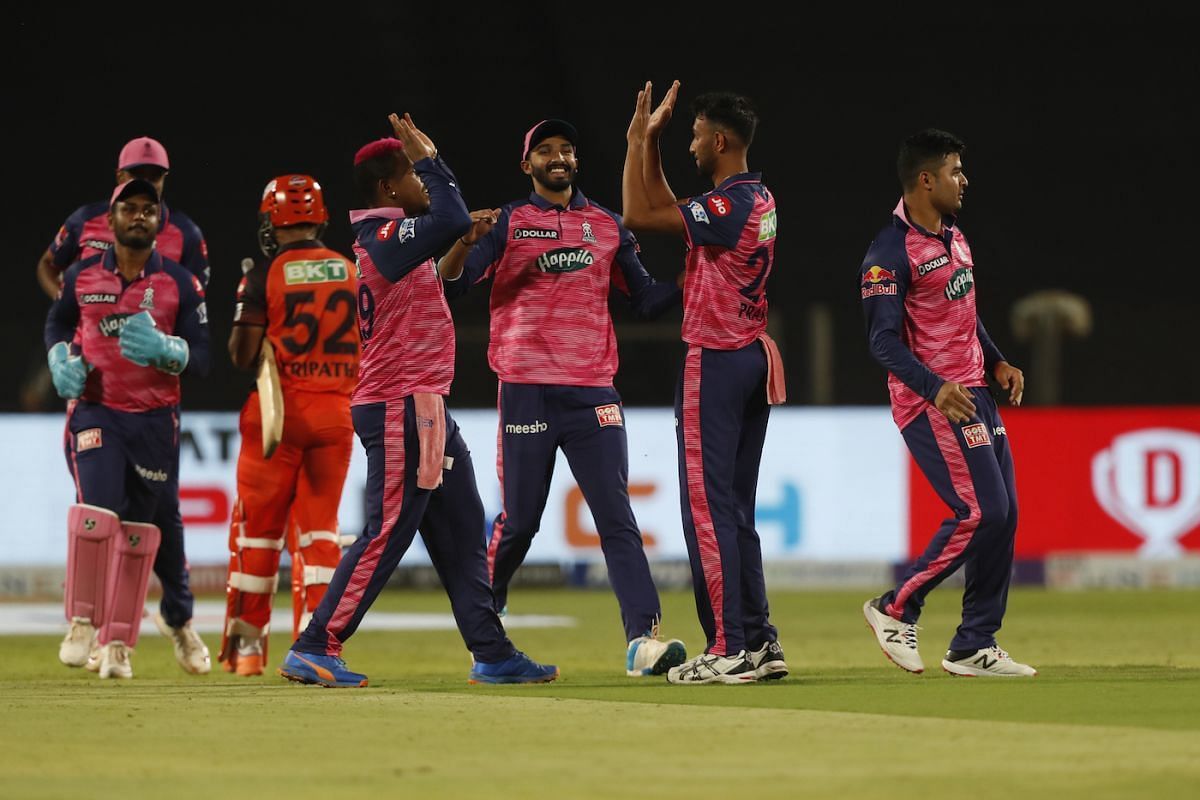 सनराइज़र्स हैदराबाद का विकेट गिरने के बाद जश्न मनाते राजस्थान रॉयल्स के खिलाड़ी