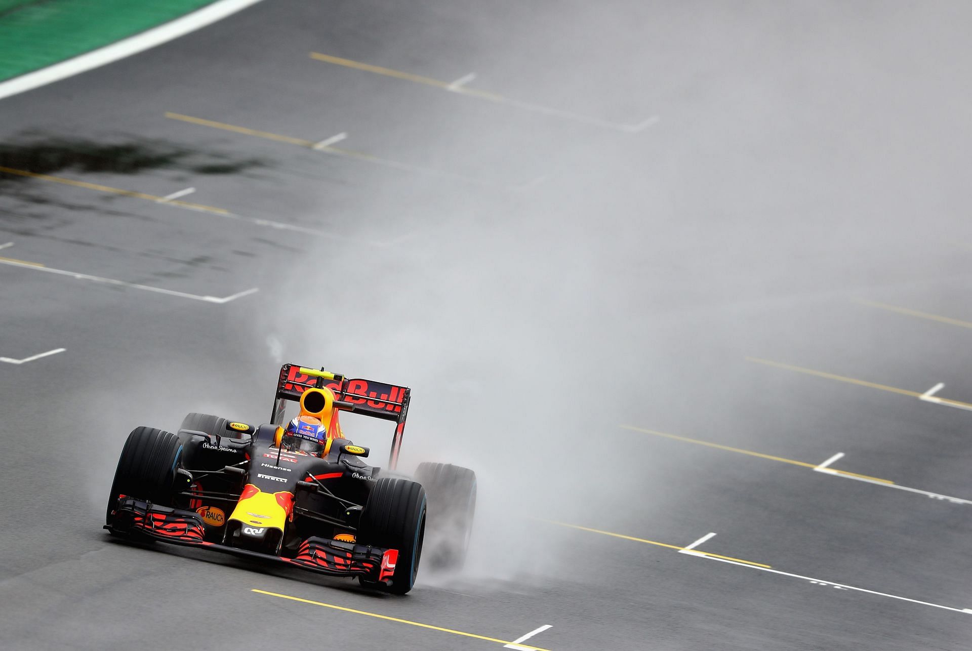 Max Verstappen giving a masterclass in wet weather at the 2016 Brazil Grand Prix in Sao Paolo (Photo by Clive Mason/Getty Images)
