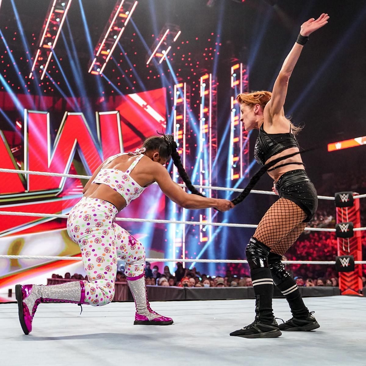 WWE Raw में बियांका ब्लेयर अपनी चोटी से बैकी लिंच का बुरा हाल करते हुए 