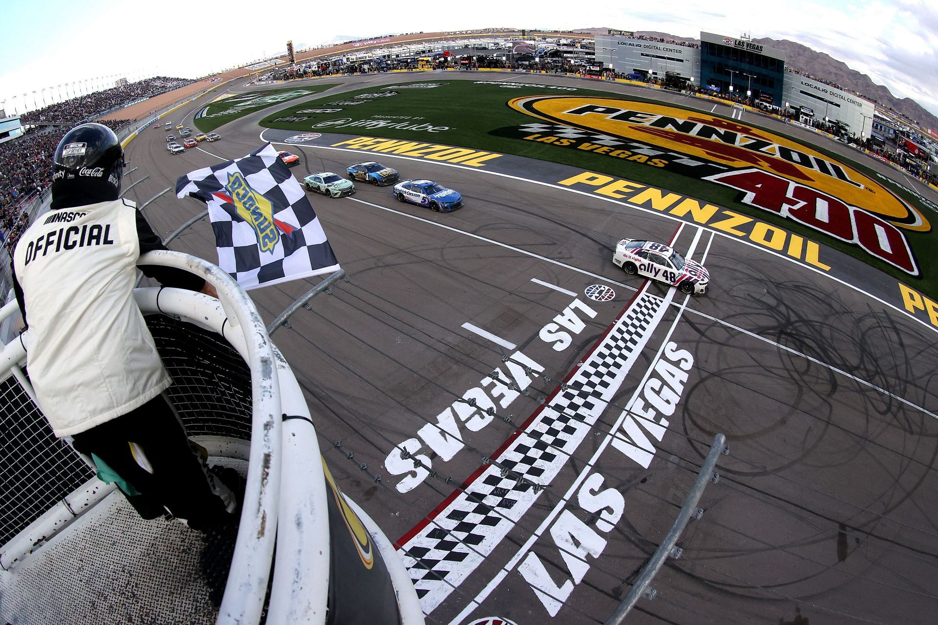 Alex Bowman takes the checkered flag to win the NASCAR Cup Series Pennzoil 400 at Las Vegas Motor Speedway (Photo by Dylan Buell/Getty Images)