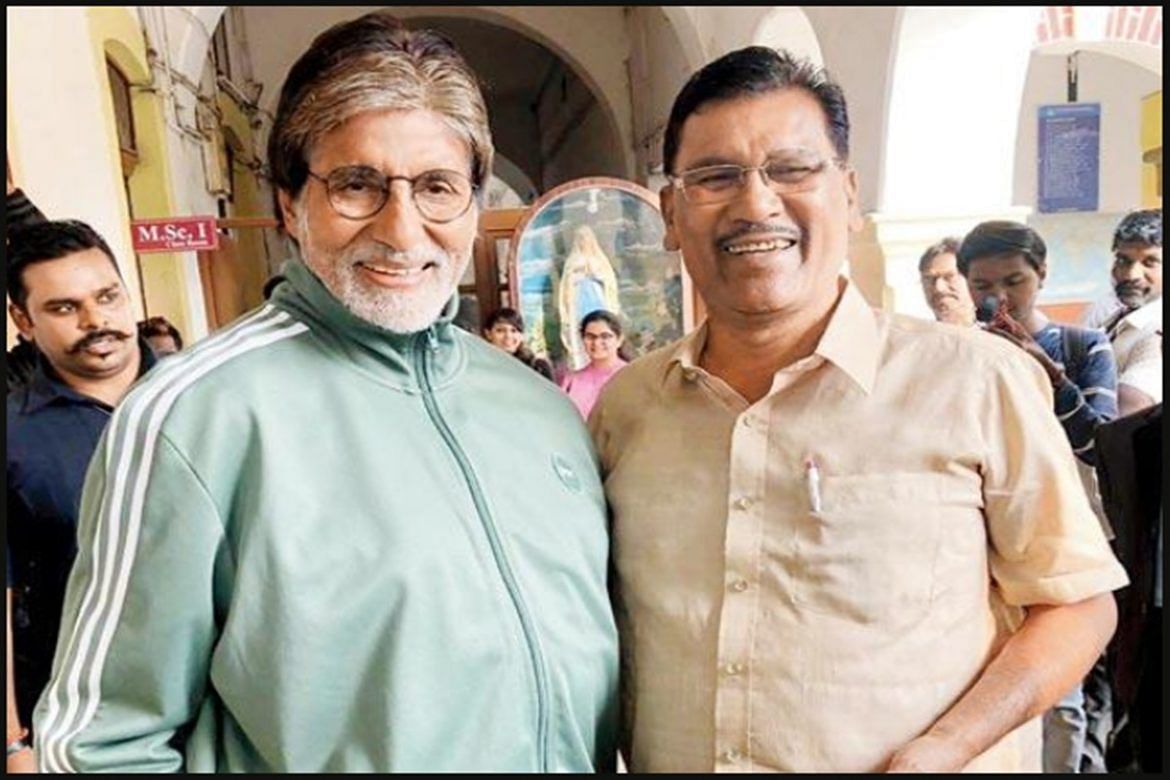 Amitabh Bachchan with Nagpur football coach Prof Vijay Barse. (Picture: Abhijeet Barse)