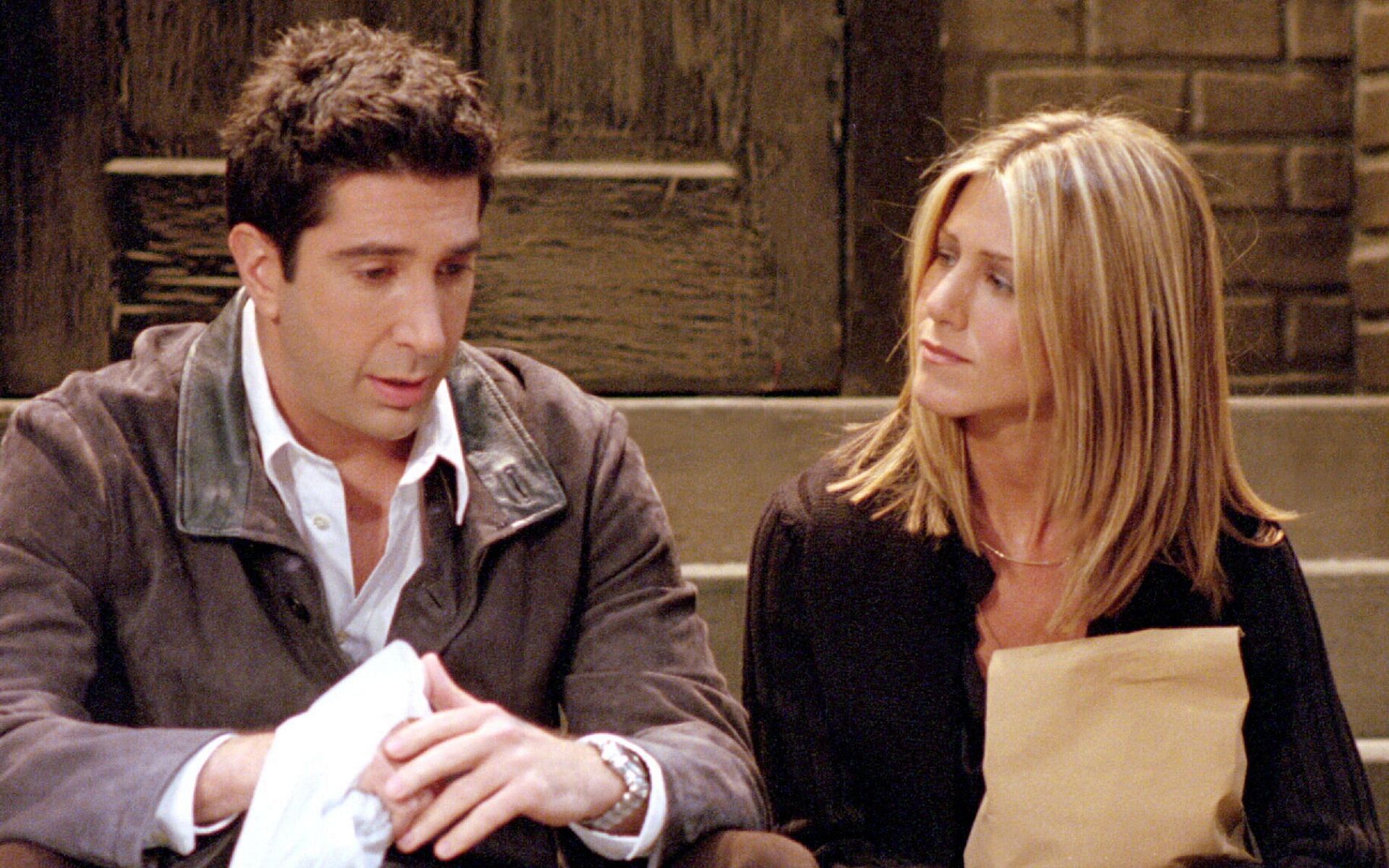 Ross and Rachel from Friends (Image via wallpapercave)