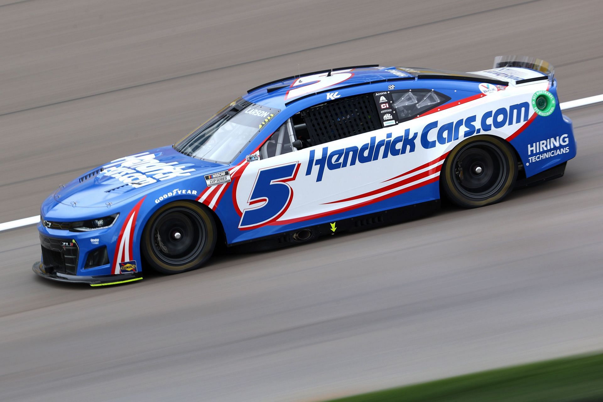 Kyle Larson #5 Camaro running during qualifying rounds of Pennzoil 400 at Las Vegas Motor Speedway (Photo by Dylan Buell/Getty Images)