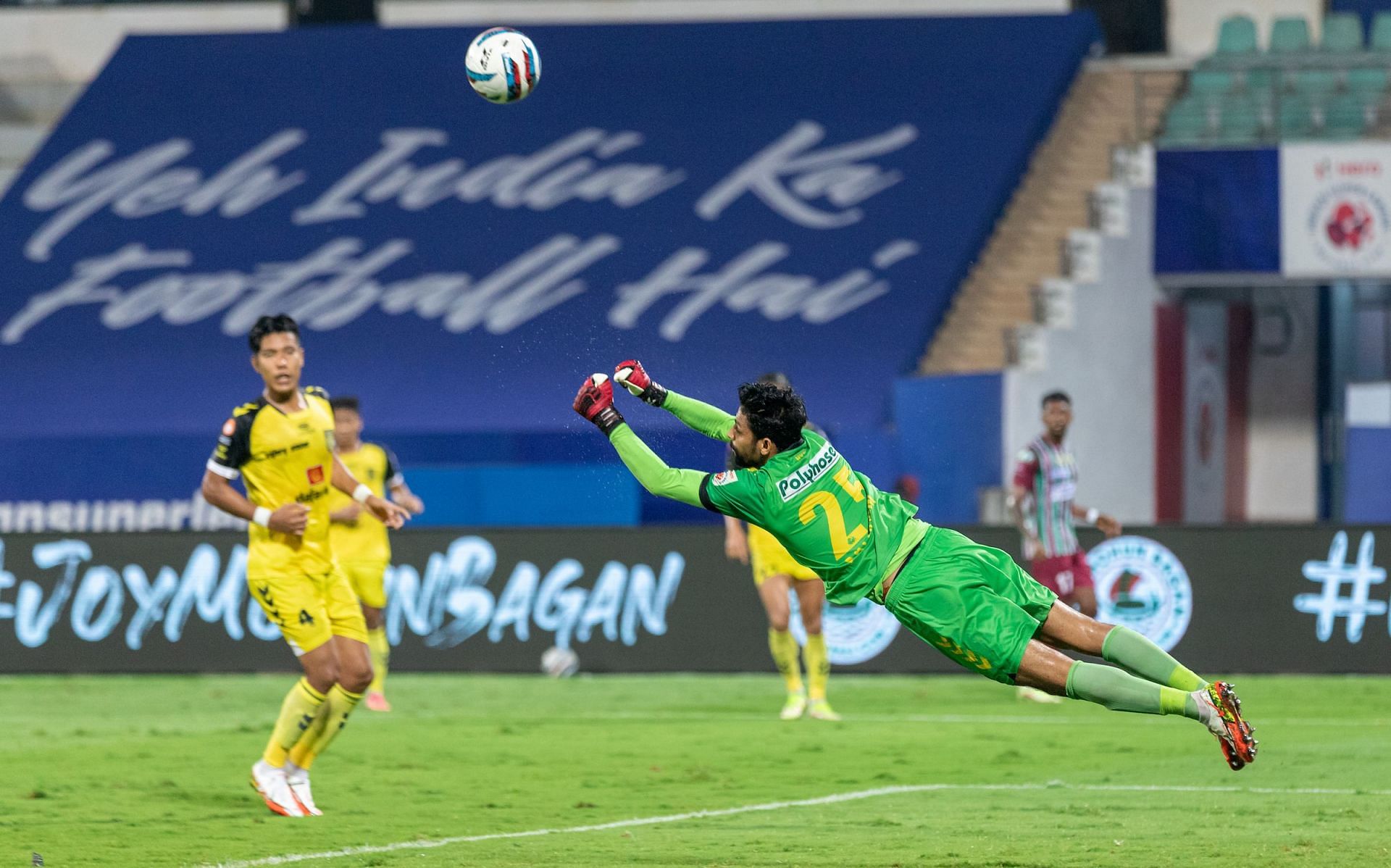 Hyderabad FC goalkeeper Laxmikant Kattimani dives to save a goal against ATK Mohun Bagan. (Image Courtesy: ISL Media)
