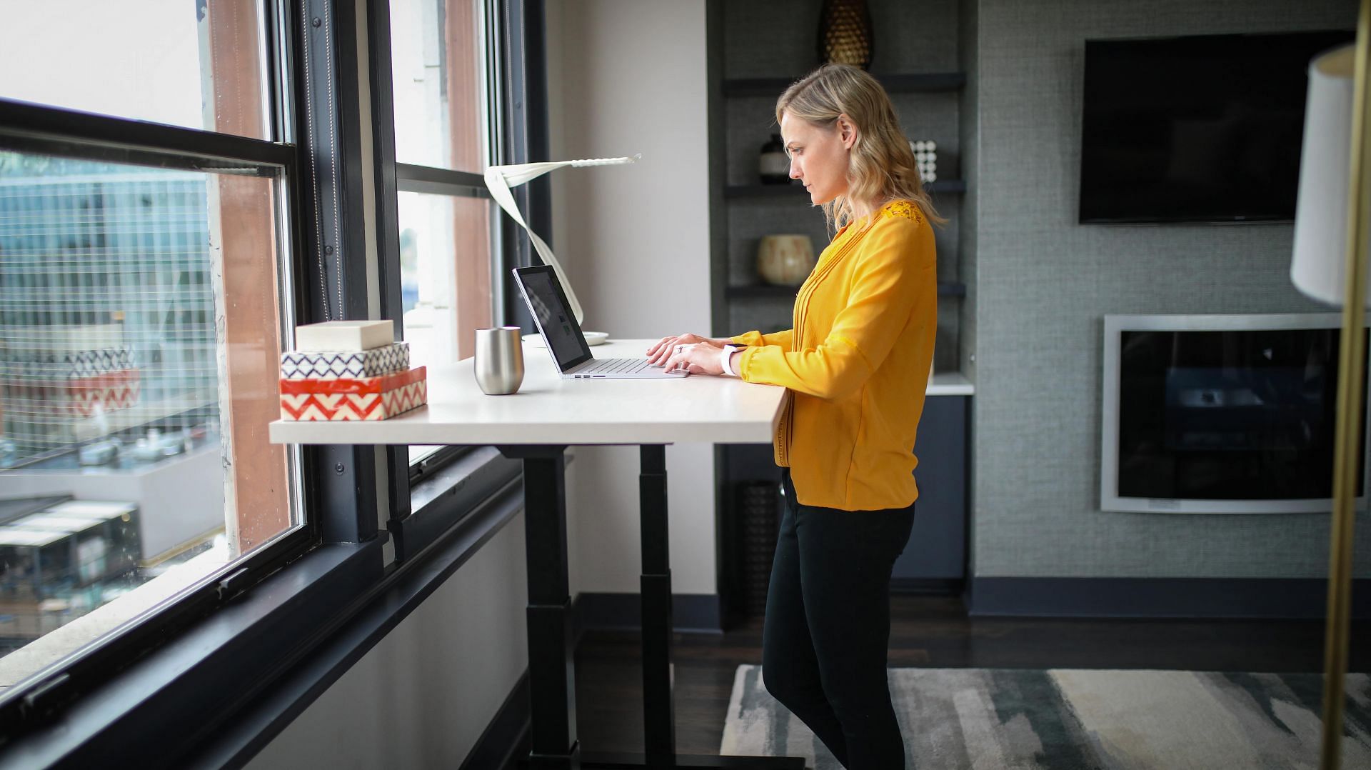 New way of working out in 2022 with standing desk treadmill (Image courtesy-Pexels)